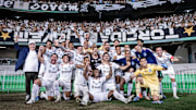 Time do Santos celebrando o retorno à Série A