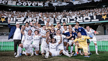 Time do Santos celebrando o retorno à Série A