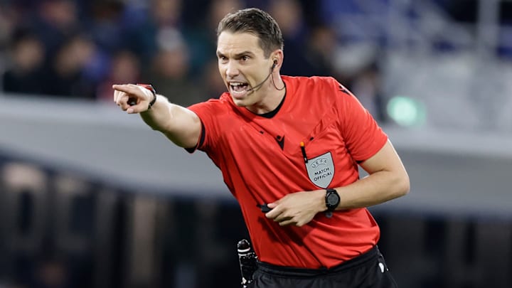 Der Schweizer Sandro Schärer wird das Spiel in Paris leiten 