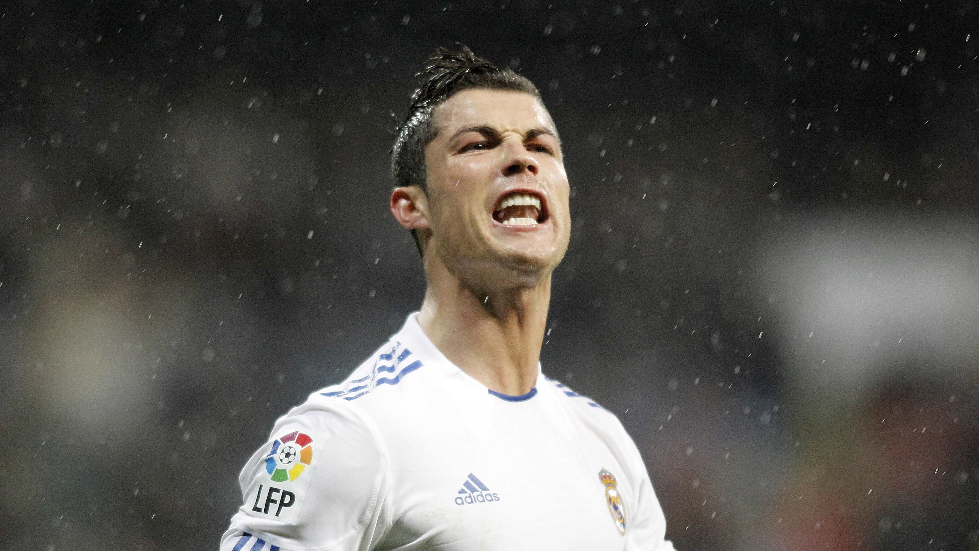 Futbolista con barba y expresión feliz