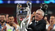 Carlo Ancelotti levantando el trofeo de la Champions League 2023-24, que ganó con el Real Madrid 