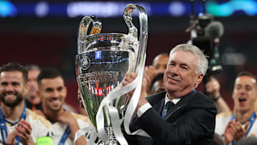 Carlo Ancelotti levantando el trofeo de la Champions League 2023-24, que ganó con el Real Madrid 