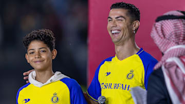 Cristiano Ronaldo en su presentación como nuevo jugador del Al Nassr, junto a su hijo 