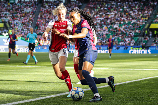 Leah Williamson, Salma Paralluelo