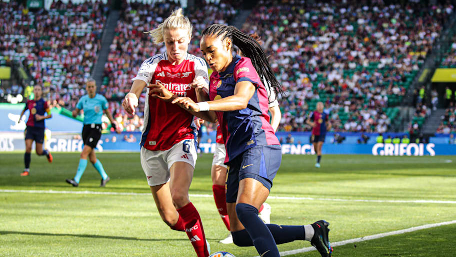 Leah Williamson, Salma Paralluelo