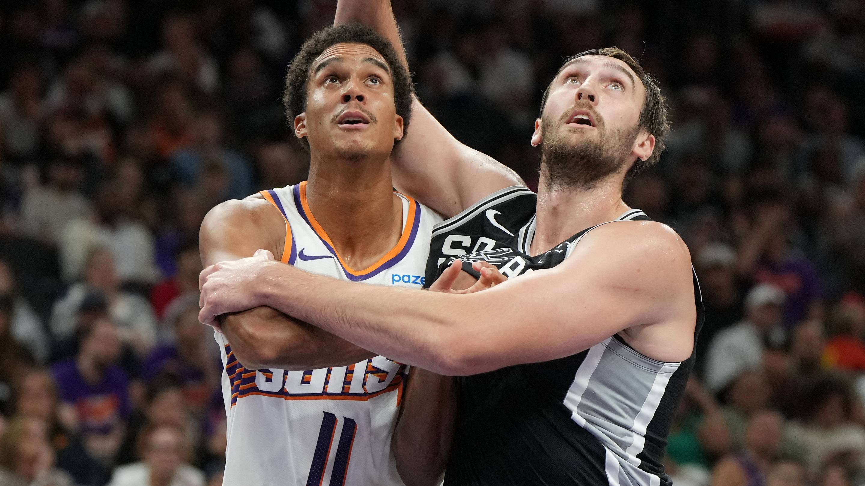 Suns Center Leaves Season Opener vs Blazers With Injury