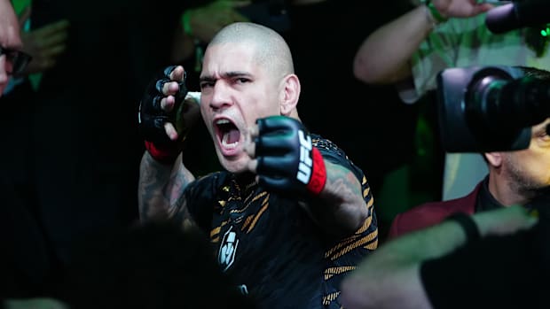 Pereira gets backed by UFC legend