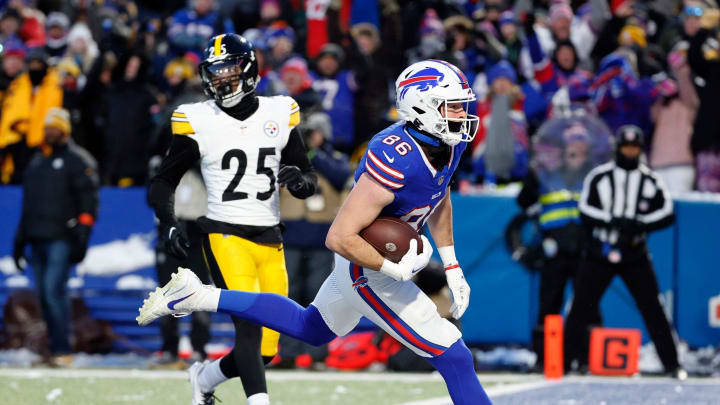 Buffalo Bills tight end Dalton Kincaid (86) scores on this 29 yard catch.