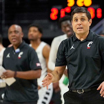 Cincinnati Bearcats head coach Wes Miller pulls in his team for a huddle in the first half of the NCAA basketball game between the Cincinnati Bearcats and the West Virginia Mountaineers at Fifth Third Arena in Cincinnati on Sunday, Feb. 2, 2025.