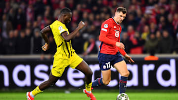 Serhou Guirassy im Zweikampf mit Thomas Meunier