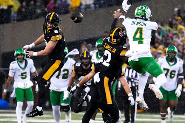 Oregon's Dan Lanning Comments on Officiating in Ducks' Win Over Iowa