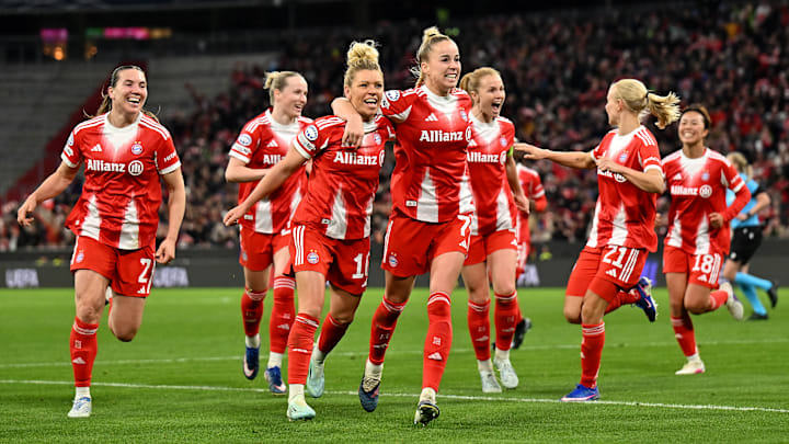Die Bayern-Frauen um Linda Dallmann und Giulia Gwinn (vorne) feiern den Einzug ins Halbfinale der Champions League