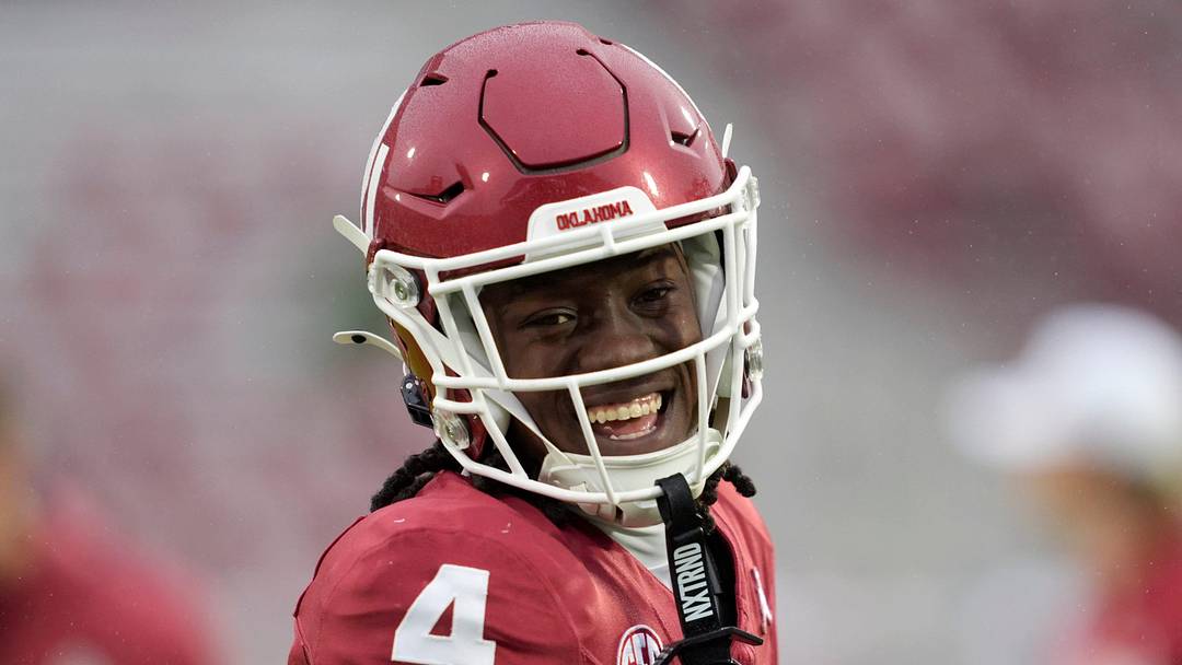 Oklahoma Sooners wide receiver Deion Burks warms up