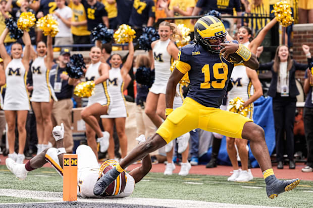  Bryce Underwood runs for a touchdown against Central Michigan.