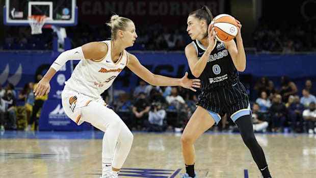 A photo of Kitija Laksa guarding Sevgi Uzun