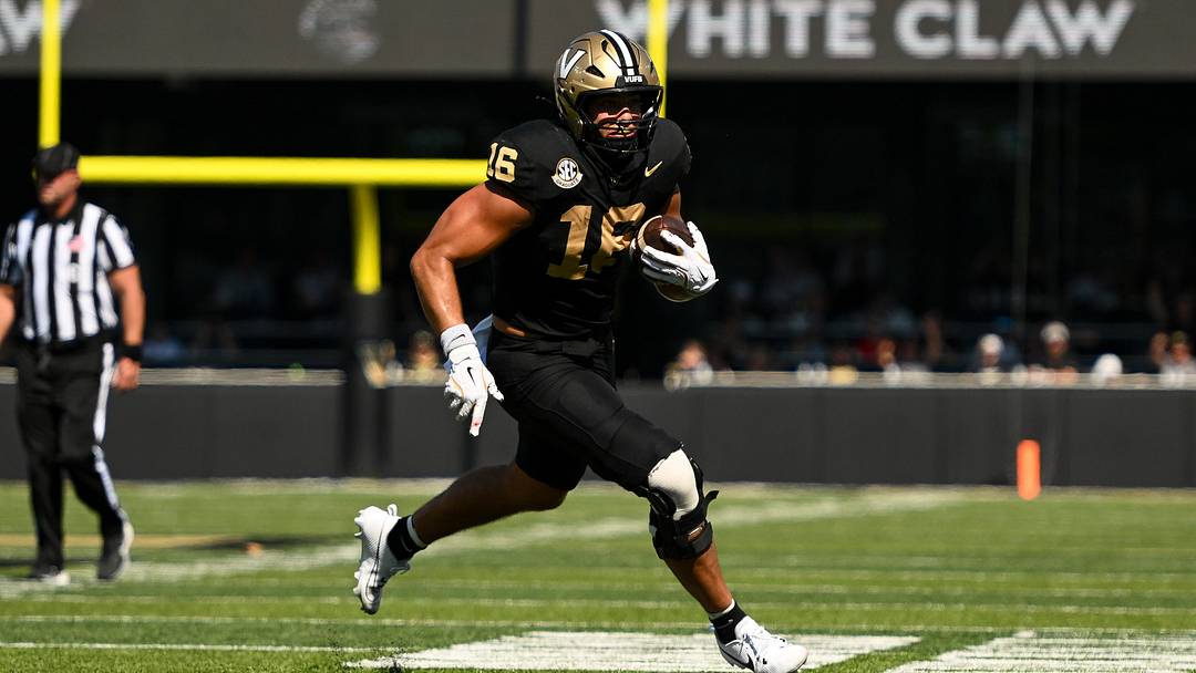 Oct 18, 2025; Nashville, Tennessee, USA;  Vanderbilt Commodores tight end Cole Spence (16) runs with the ball after a made catch against the Louisiana State Tigers during the first half at FirstBank Stadium. Mandatory Credit: Steve Roberts-Imagn Images