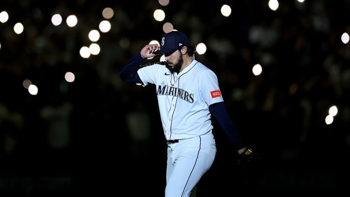 Mientras se recuperaba de una cirugía Tommy John, Muñoz firmó una extensión de contrato de 4 años y $7.5 millones de dólares Mientras se recuperaba de una cirugía Tommy John, Muñoz firmó una extensión de contrato de 4 años y $7.5 millones de dólares