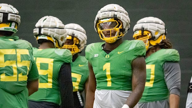 Oregon defensive end Jordan Burch works out with the Ducks as the Oregon Ducks practice ahead of the Rose Bowl Friday, Dec. 2