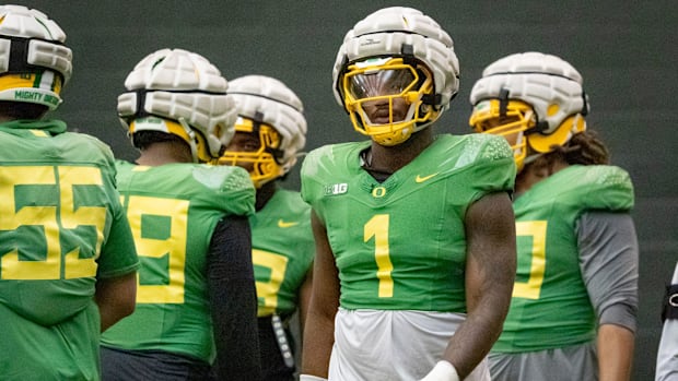 Oregon defensive end Jordan Burch works out with the Ducks as the Oregon Ducks practice ahead of the Rose Bowl Friday, Dec. 2