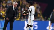 Vinicius Junior im Gespräch mit Carlo Ancelotti
