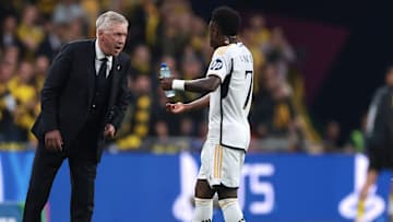 Vinicius Junior im Gespräch mit Carlo Ancelotti