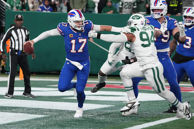 Josh Allen of Buffalo gets out of the grasp of Solomon Thomas of the Jets .