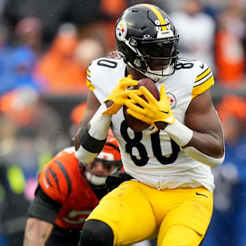 Nov 26, 2023; Cincinnati, Ohio, USA; Pittsburgh Steelers tight end Darnell Washington (80) completes a catch in the second quarter against the Cincinnati Bengals at Paycor Stadium. Mandatory Credit: Kareem Elgazzar-Imagn Images