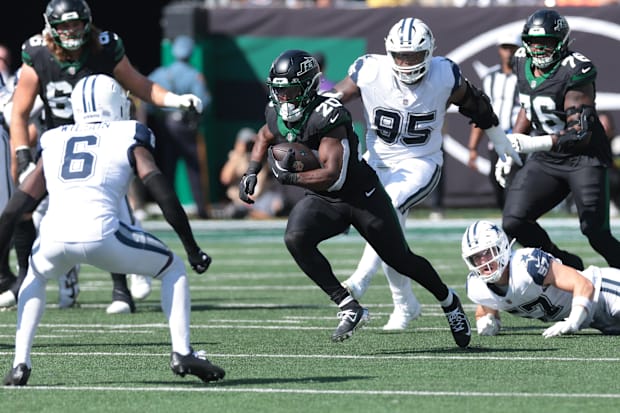 New York Jets running back Breece Hall carries the ball against the Dallas Cowboys during the first half at MetLife Stadium.