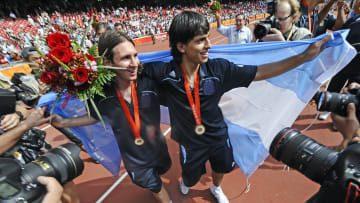 Argentinian forwards Lionel Messi (L) an