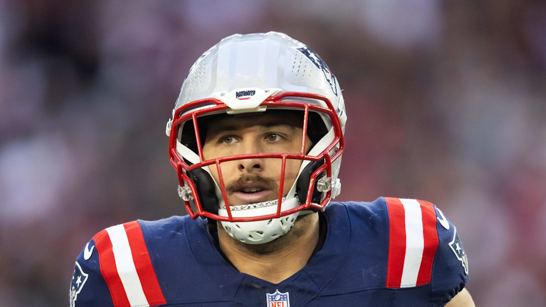 New England Patriots tight end Austin Hooper plays