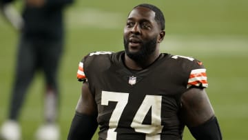 Cleveland Browns right tackle Chris Hubbard (74)