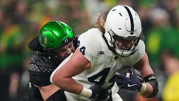 Penn State Nittany Lions tight end Tyler Warren (44) rushes up the field against Oregon Ducks linebacker Bryce Boettcher (28)