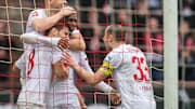 Der ehemalige Köln-Kapitän Matthias Lehmann (rechts) beim Jubel mit den Teamkollegen