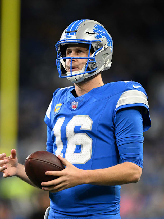 Detroit Lions quarterback Jared Goff warms up prior to the game against Washington Commanders. 