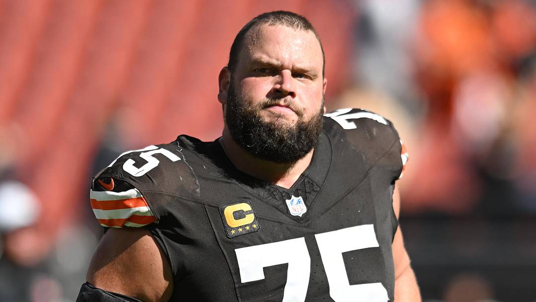 Sep 7, 2025; Cleveland, Ohio, USA; Cleveland Browns guard Joel Bitonio (75) at Huntington Bank Field. Mandatory Credit: Ken Blaze-Imagn Images Sep 7, 2025; Cleveland, Ohio, USA; Cleveland Browns guard Joel Bitonio (75) at Huntington Bank Field. Mandatory Credit: Ken Blaze-Imagn Images