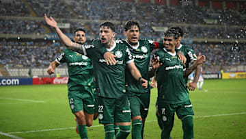 O Palmeiras marcou no apagar das luzes para vencer na estreia na Libertadores