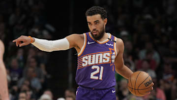 Mar 26, 2025; Phoenix, Arizona, USA; Phoenix Suns guard Tyus Jones (21) calls out a play against the Boston Celtics during the first half at Footprint Center. Mandatory Credit: Rick Scuteri-Imagn Images