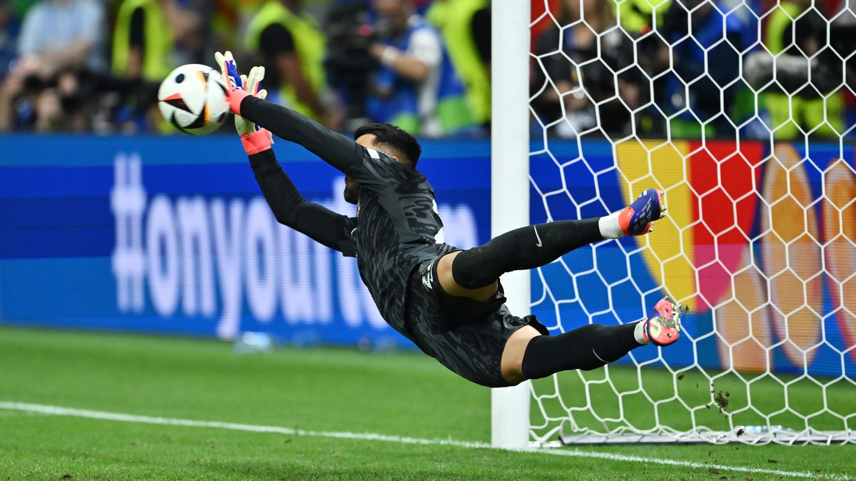Euro 2024 : X (ex Twitter) en feu après la séance de tirs au but énorme de Diogo Costa face à la Slovénie