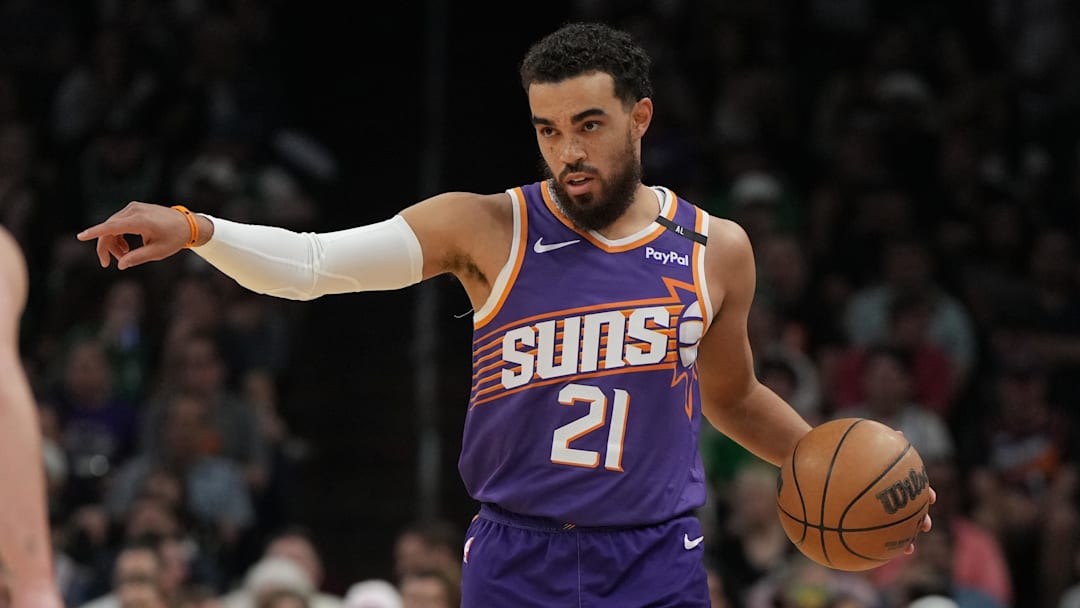 Mar 26, 2025; Phoenix, Arizona, USA; Phoenix Suns guard Tyus Jones (21) calls out a play against the Boston Celtics during the first half at Footprint Center. Mandatory Credit: Rick Scuteri-Imagn Images