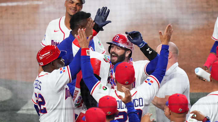 Austin Wells celebra con la novena dominicana su jonrón de tres carreras en la séptima entrada ante Corea del Sur