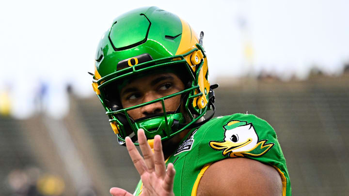 Oregon Ducks tight end Kenyon Sadiq