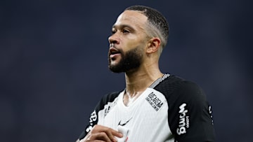 Pivô de polêmica durante a semana, Memphis Depay será o centro das atenções neste domingo (13)