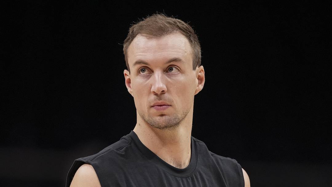 Atlanta Hawks guard Luke Kennard (3) warms up on the court prior to the game against the Minnesota Timberwolves at State Farm Arena on December 31, 2025.