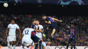 Robert Lewandowski subiu mais que todo mundo e marcou o gol que evitou a eliminação do Barça