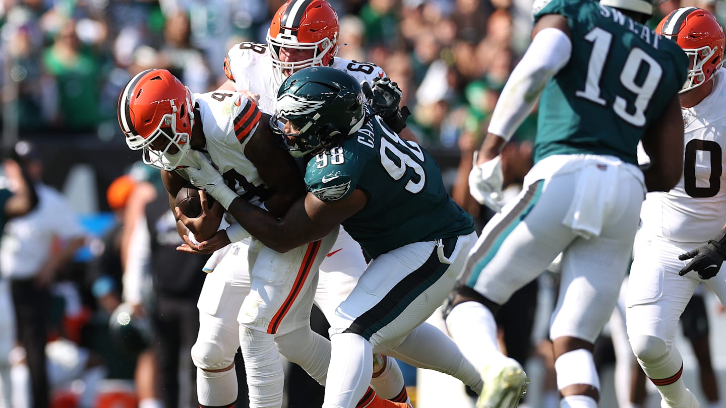 Young Eagles star shows signs of life while veteran's work day ends