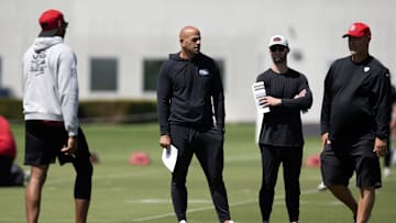 Jun 11, 2025; Santa Clara, CA, USA; San Francisco 49ers defensive coordinator Robert Saleh (second from left) watches his players work out during a team OTA at Levi's Stadium. Mandatory Credit: D. Ross Cameron-Imagn Images