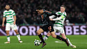 Jamal Musiala im Zweikampf mit Callum McGregor