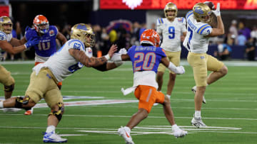 Dec 16, 2023; Inglewood, CA, USA; UCLA Bruins running back Colson Yankoff (7) catches a pass in the second quarter against the Boise State Broncos during the LA Bowl at SoFi Stadium. Mandatory Credit: Kiyoshi Mio-USA TODAY Sports