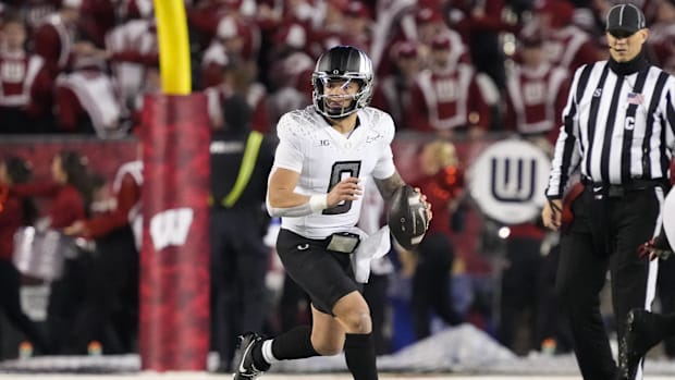 Oregon Ducks quarterback Dillon Gabriel (8) looks to throw a pass during the third quarter against the Wisconsin Badgers