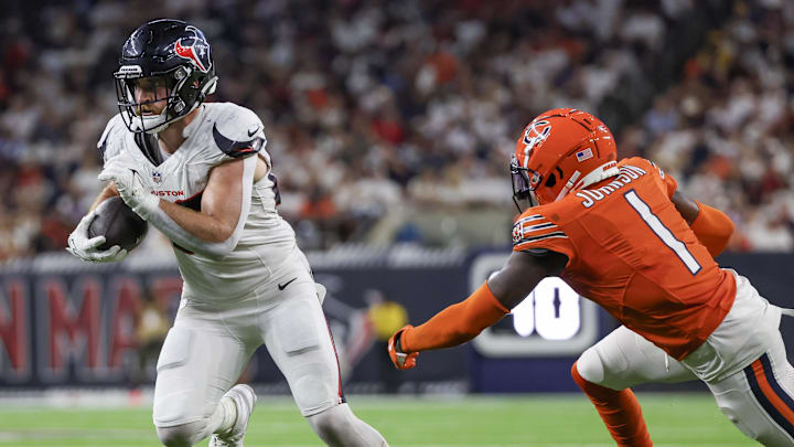 Tight end Dalton Schultz tries to elude a tackle attempt by Jaylon Johnson in Sundays 19-13 Bears loss.